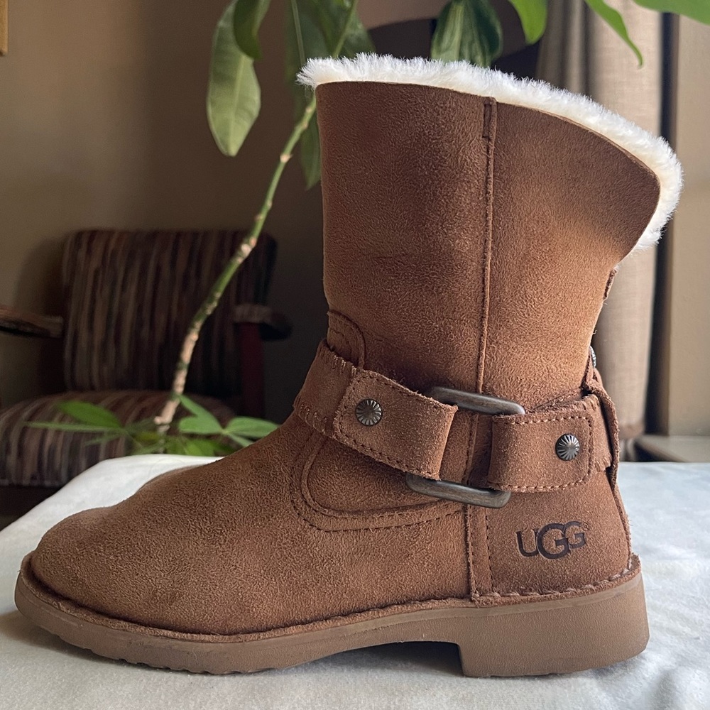 UGG boots NEW!! Size 5